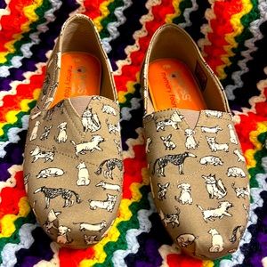 Bobs for dogs by Skechers taupe with little dogs size 8.5 Great used condition!